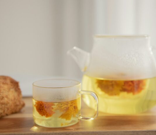 건강한 수면 루틴, 오늘 하루 숙면으로 시작하세요 clear glass pitcher with yellow liquid