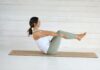 “필라테스, 일상에 스며드는 건강한 움직임…작은 루틴이 만드는 큰 변화” Woman in boat pose on yoga mat