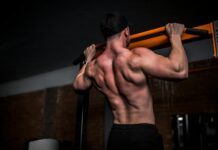 근육이 건강의 키워드로, 근력 운동 열풍이 바꾼 라이프스타일 topless man in black shorts holding orange bar