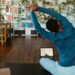 집콕 시대, ‘홈트레이닝’으로 건강 지키기…작은 변화가 만드는 큰 효과 a man doing yoga in a living room