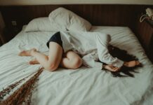 계속되는 피로감, ‘만성피로’ 극복 위한 생활 속 작은 변화가 열쇠 woman lying on bed