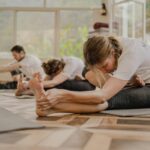 집에서도 즐기는 필라테스, 건강한 몸과 마음 만드는 생활 습관으로 주목 a group of people doing yoga in a room