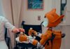 AI 시대, 건강 관리도 똑똑하게…일상에서 실천하는 ‘스마트 건강 루틴’ Man gives robot bottles on a tray
