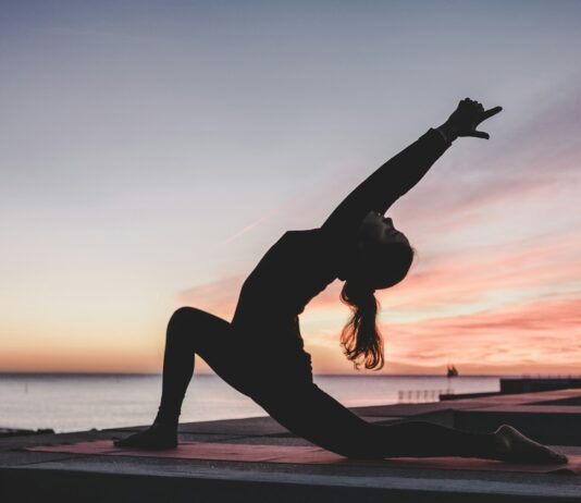 바쁜 한국 일상 속 ‘마이크로 요가’ 인기… 5분 틈새 운동이 내 몸을 바꾼다 silhouette photography of woman doing yoga