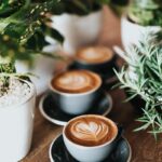 똑똑한 수분 섭취, 건강한 하루의 시작…지속 가능한 수분 관리법 주목 shallow focus photography of coffee late in mug on table